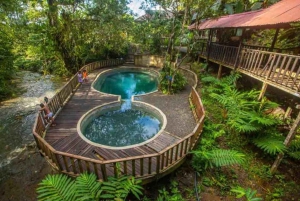 Nuquí: tour en barco por el golfo de Tribuga con cascadas y manantiales