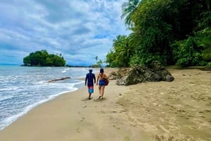 Nuquí: tour en barco por el golfo de Tribuga con cascadas y manantiales