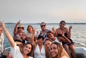 Cartagena: Sunset VIP Bay Tour with Open Bar, Snack and Club