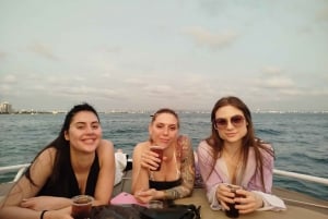 Cartagena: Sunset VIP Bay Tour with Open Bar, Snack and Club