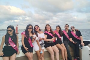 Cartagena: Sunset VIP Bay Tour with Open Bar, Snack and Club