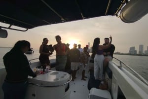 Cartagena: Sunset VIP Bay Tour with Open Bar, Snack and Club