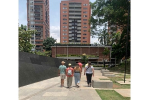 Pablo Escobar y Comuna 13 : Una Historia de Contrastes