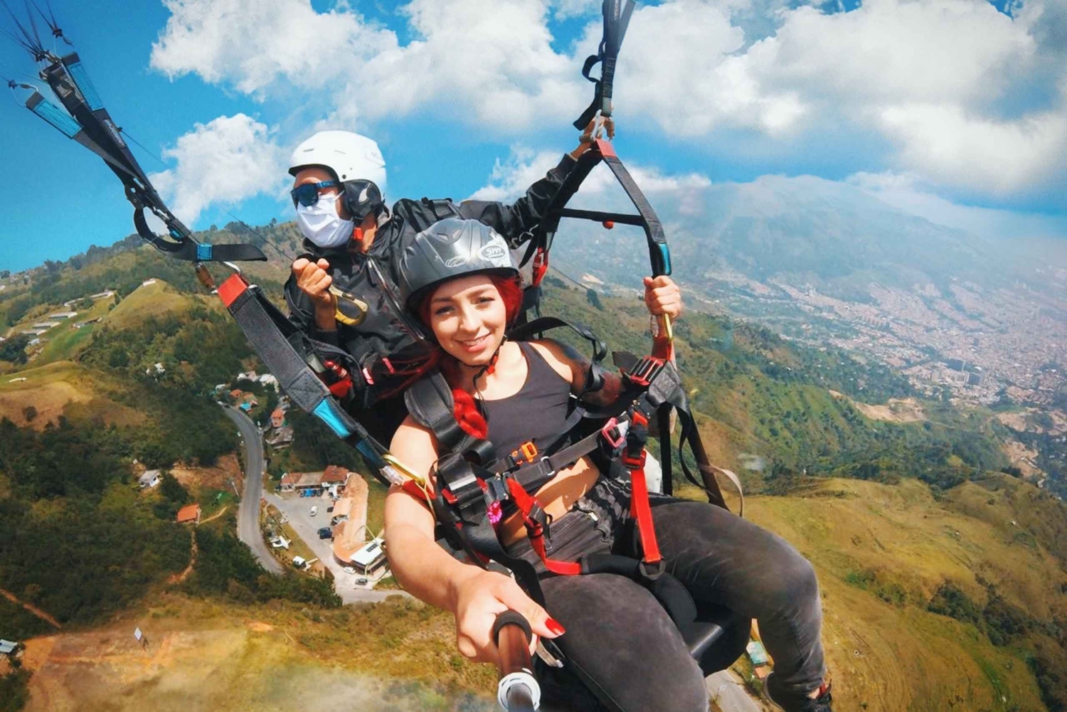 Paragliding over vakre Medellin