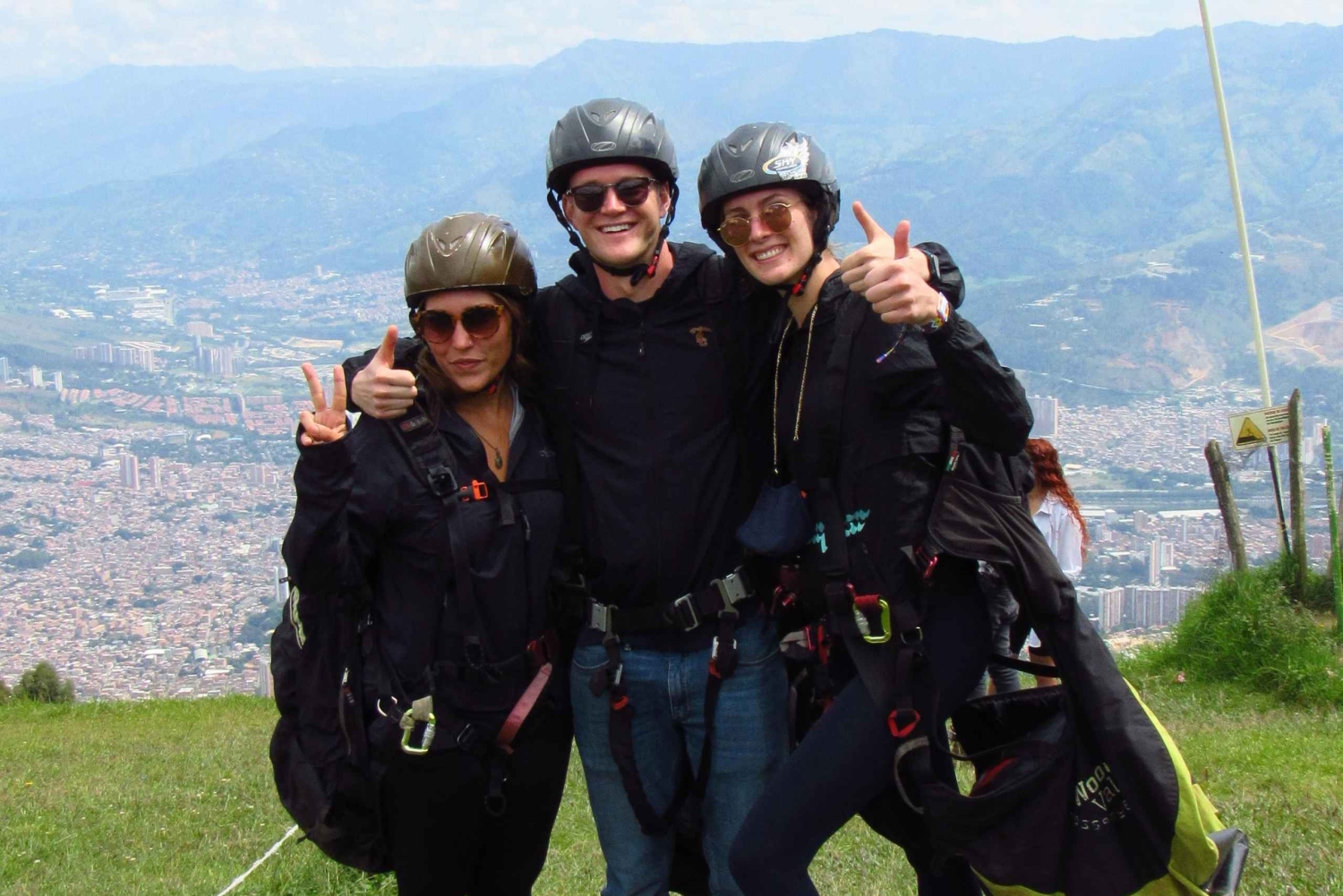 Paragliding over vakre Medellin