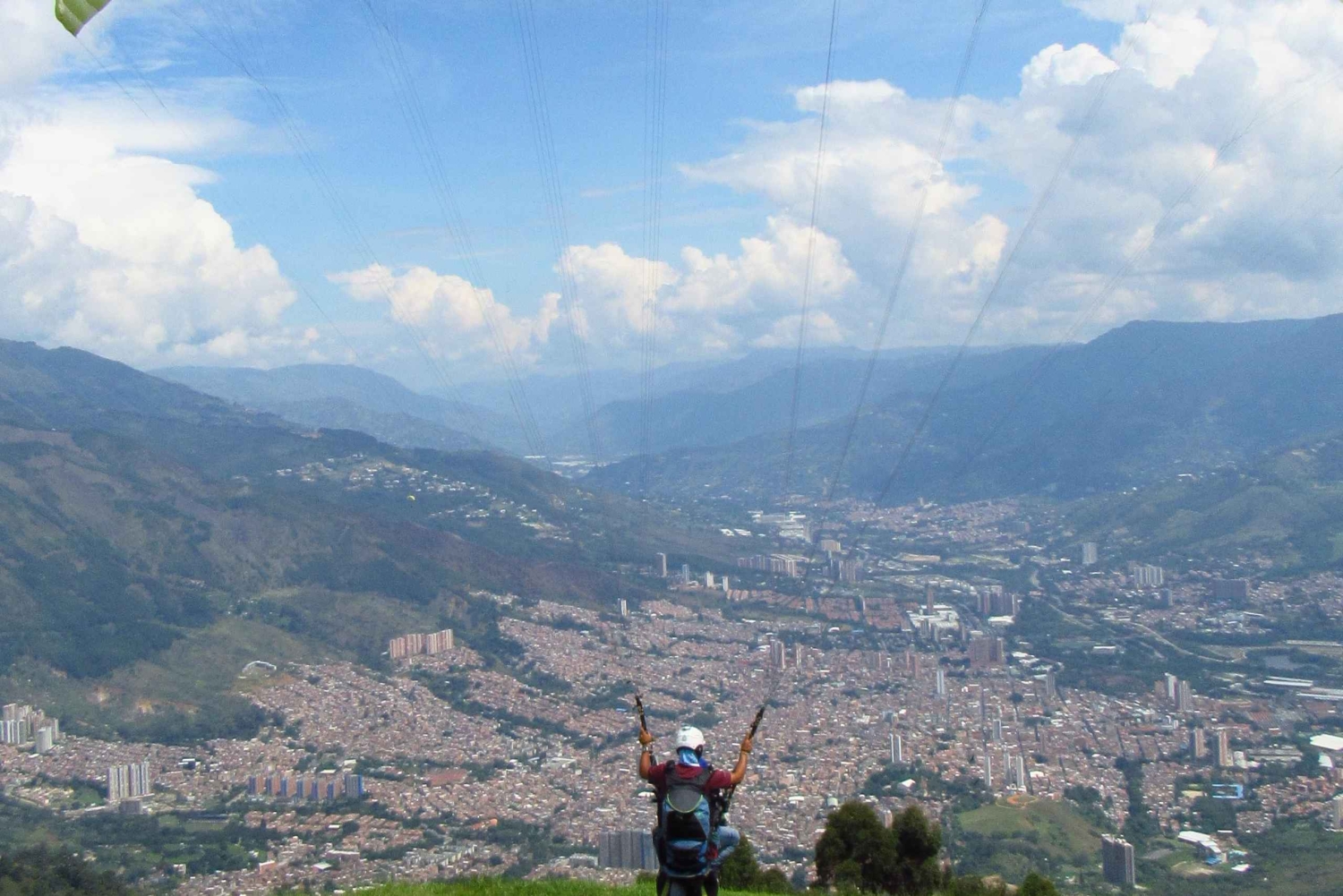 Paragliding over vakre Medellin