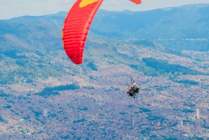Paragliding over vakre Medellin