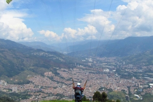 Paragliding over vakre Medellin