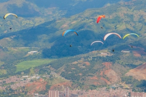 Paragliding over vakre Medellin
