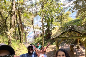 Paragliding over vakre Medellin