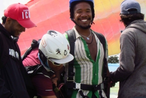 Paragliding over vakre Medellin