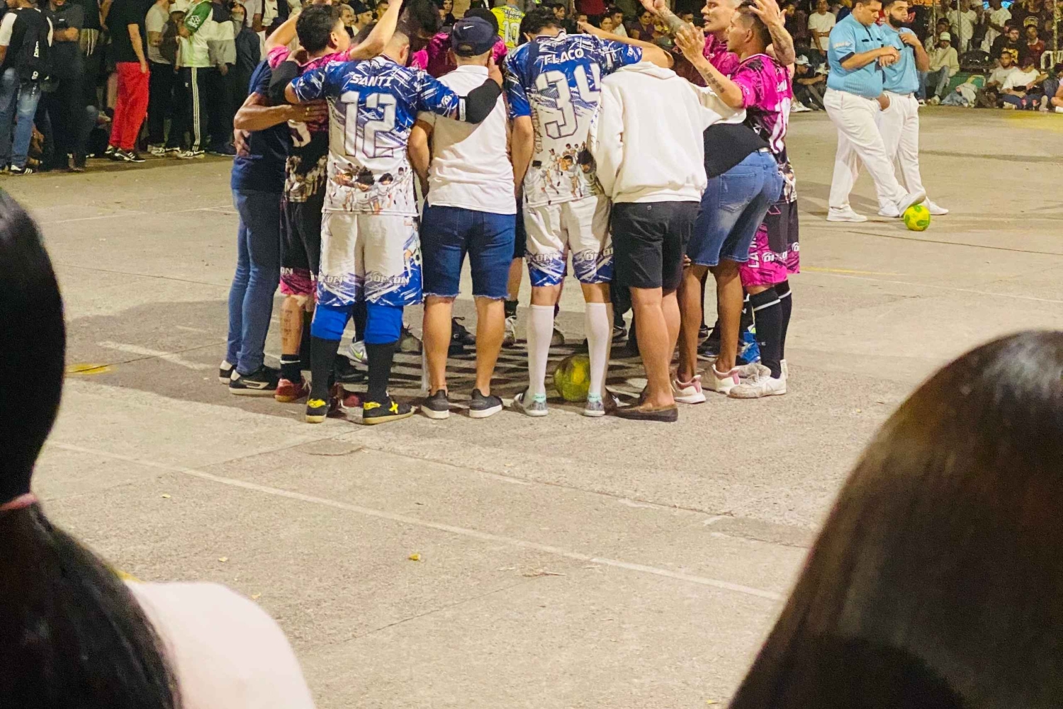 Spil gadefodbold i Medellín om aftenen