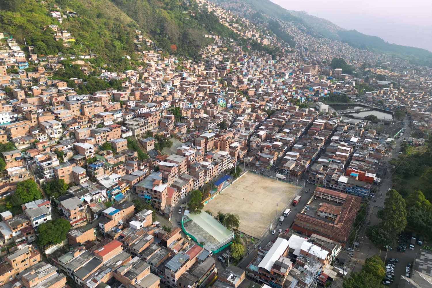 Spil gadefodbold i Medellín om aftenen