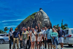 Visite PREMIUM à Guatapé, BATEAU DE LUXE et TRANSPORT GRATUIT depuis Medellín