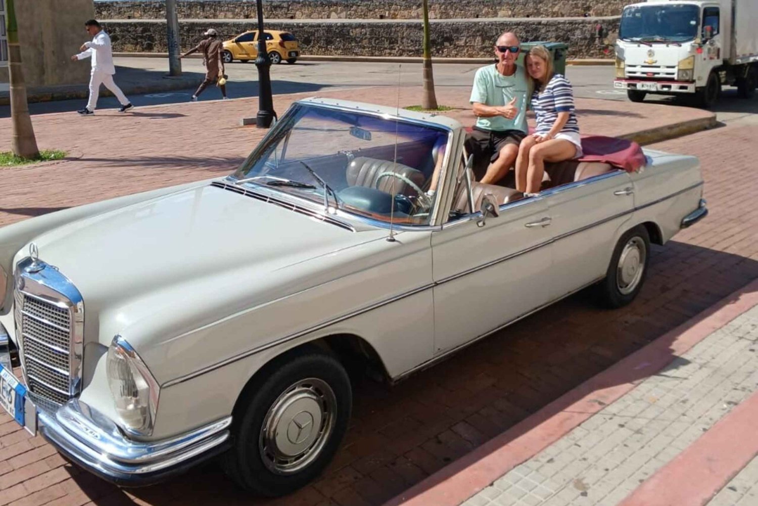 Passeio de carro clássico privado em Cartagena