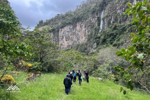 プラセ：滝と山々の間をハイキングしましょう