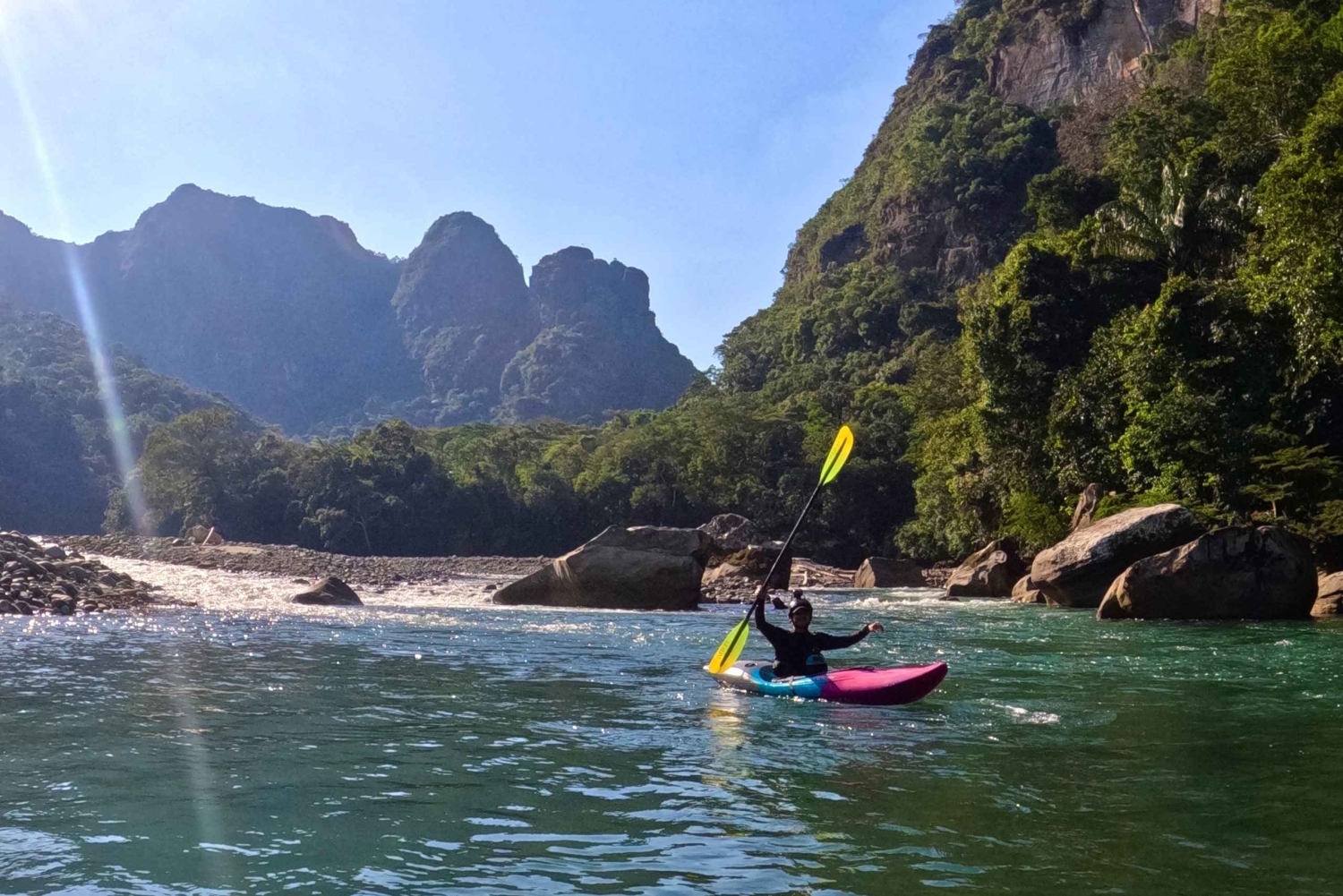コロンビアのグエハル川渓谷でのラフティングアドベンチャー