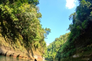 コロンビアのグエハル川渓谷でのラフティングアドベンチャー