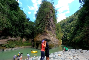 コロンビアのグエハル川渓谷でのラフティングアドベンチャー
