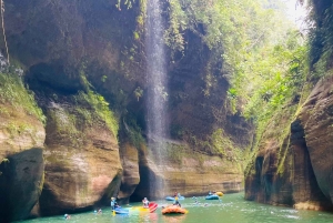 コロンビアのグエハル川渓谷でのラフティングアドベンチャー