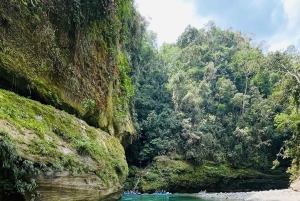 コロンビアのグエハル川渓谷でのラフティングアドベンチャー