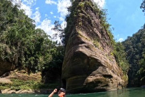 コロンビアのグエハル川渓谷でのラフティングアドベンチャー