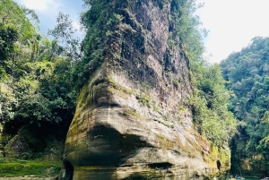 コロンビアのグエハル川渓谷でのラフティングアドベンチャー