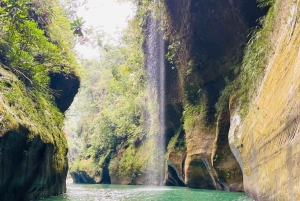 コロンビアのグエハル川渓谷でのラフティングアドベンチャー