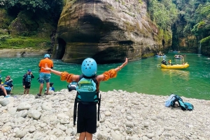 コロンビアのグエハル川渓谷でのラフティングアドベンチャー