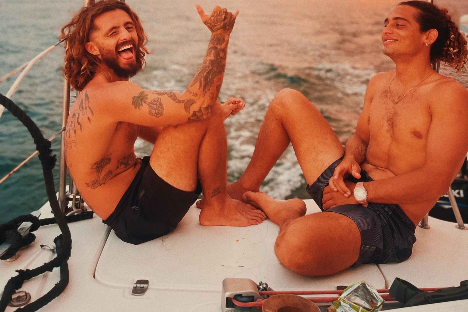 Sejlads på en katamaran er et sjovt eventyr