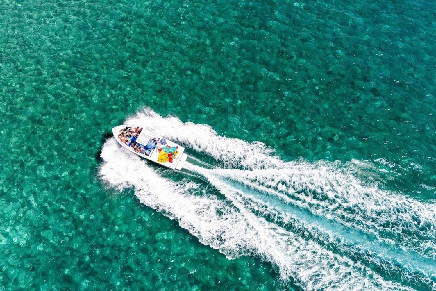 サン・アンドレス：パラセーリングで7色の海を飛んでみませんか