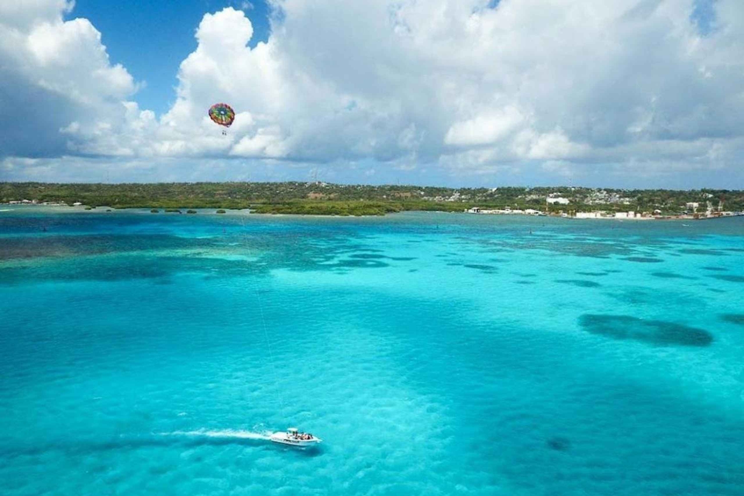 サン・アンドレス：パラセーリングで7色の海を飛んでみませんか