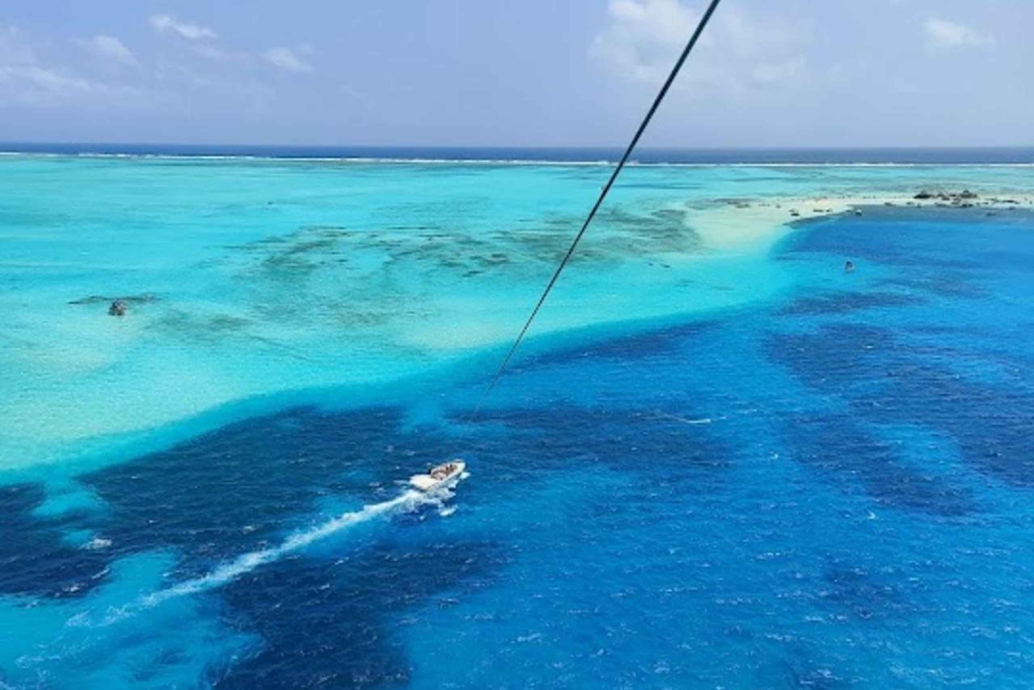 サン・アンドレス：パラセーリングで7色の海を飛んでみませんか