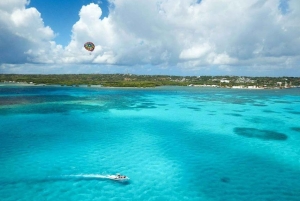 サン・アンドレス：パラセーリングで7色の海を飛んでみませんか