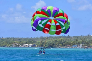 サン・アンドレス：パラセーリングで7色の海を飛んでみませんか