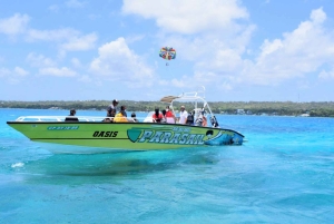 サン・アンドレス：パラセーリングで7色の海を飛んでみませんか