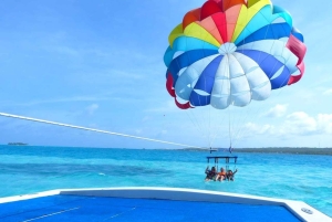 サン・アンドレス：パラセーリングで7色の海を飛んでみませんか
