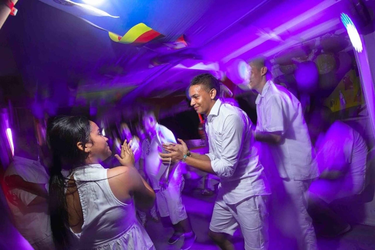 San Andrés: White Night Catamaran Cruise med middag og DJ