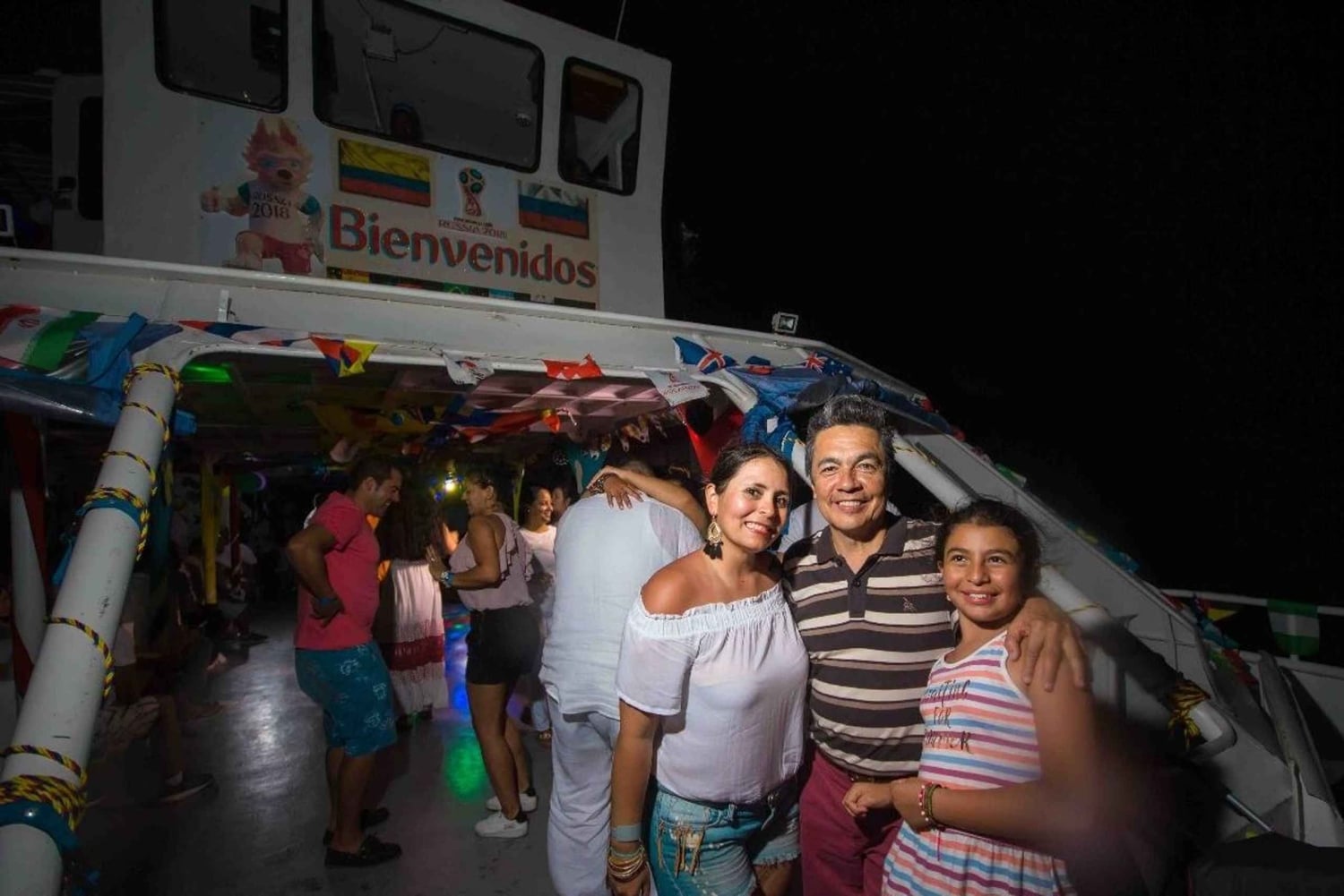 San Andrés: White Night Catamaran Cruise med middag og DJ