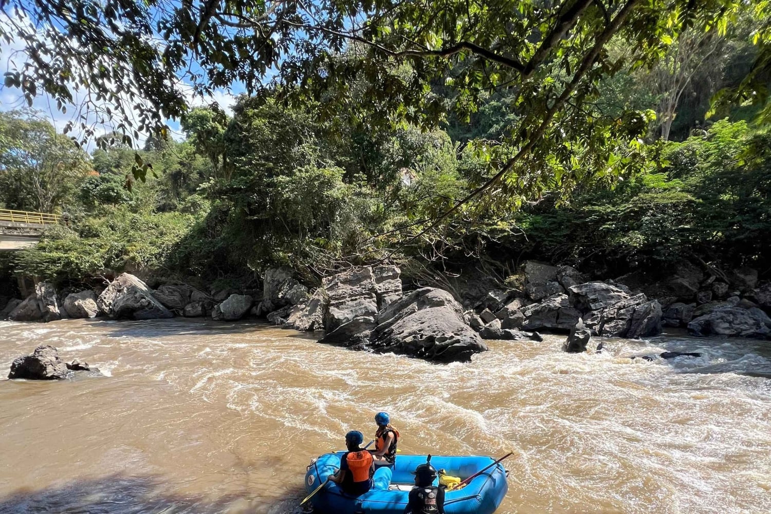 Рафтинг на Рио Фонсе Сан Жил: приключения и природа на борту