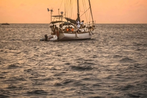 Santa Marta Bay: Sunset on a sail boat