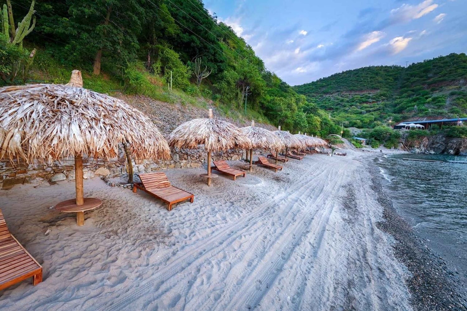 Santa Marta: Calderon Beach Club Tageskarte mit Mittagessen und Transfer