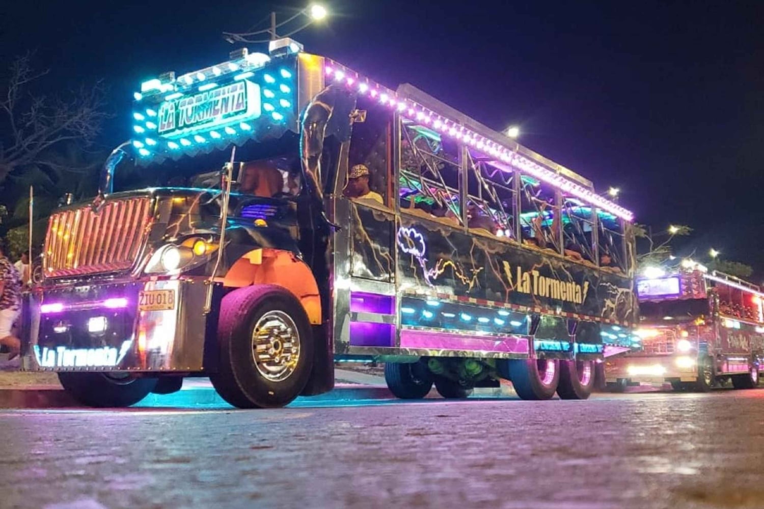 Santa Marta Chiva Rumbera VIP + Cerveja