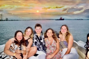 Cartagena: Sunset VIP Bay Tour with Open Bar, Snack and Club
