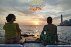 Cartagena: Sunset VIP Bay Tour with Open Bar, Snack and Club