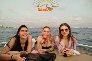 Cartagena: Sunset VIP Bay Tour with Open Bar, Snack and Club