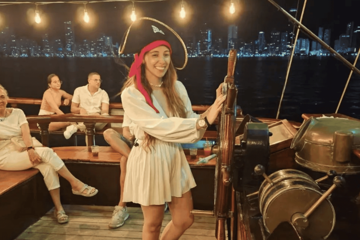 ファントム ボートでカルタヘナ湾に沈む夕日