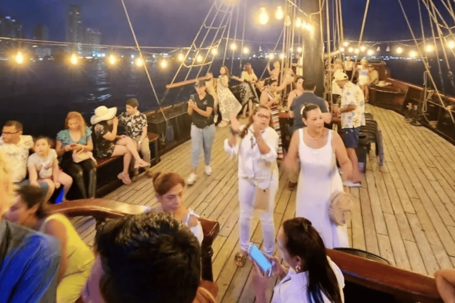 ファントム ボートでカルタヘナ湾に沈む夕日