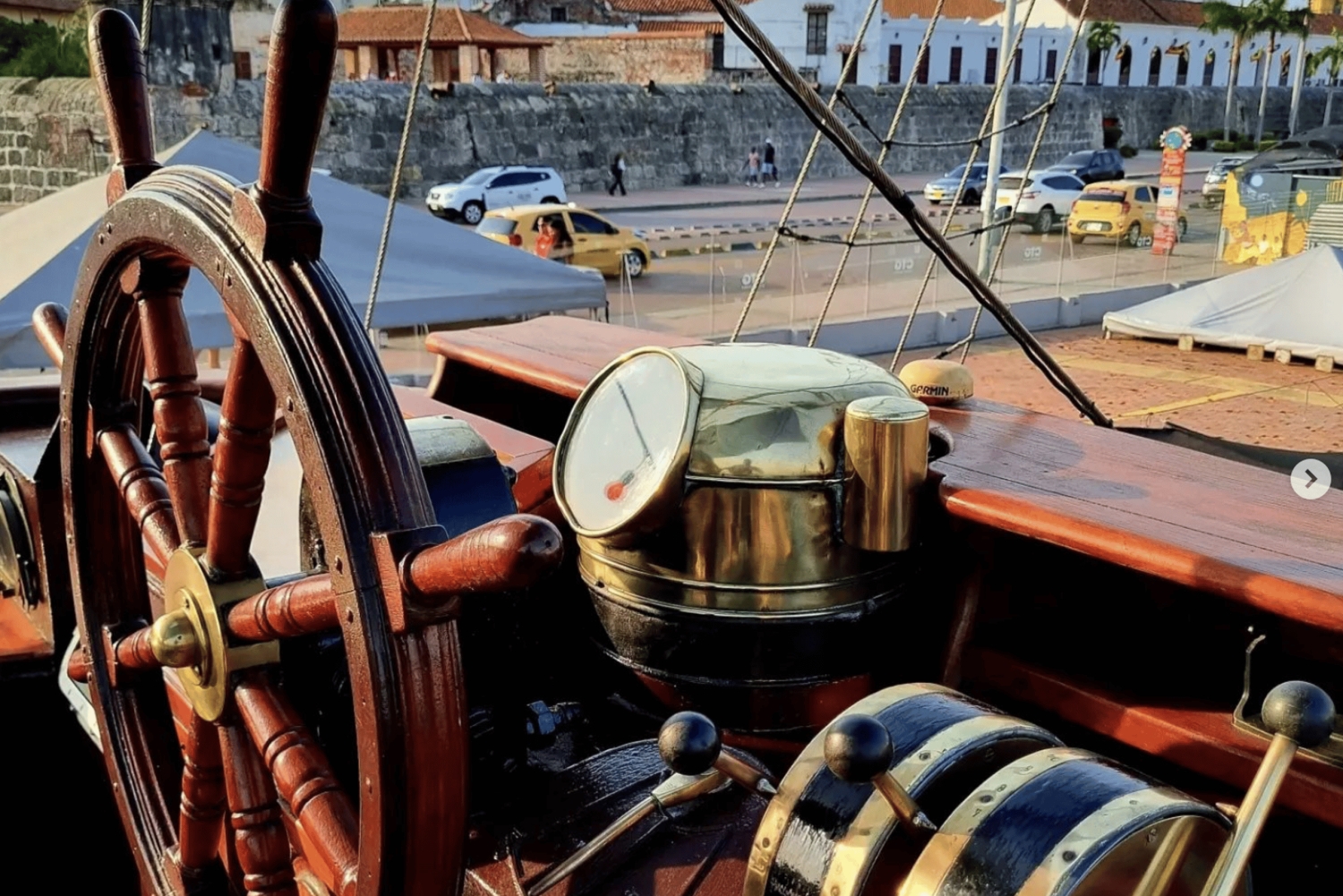 ファントム ボートでカルタヘナ湾に沈む夕日