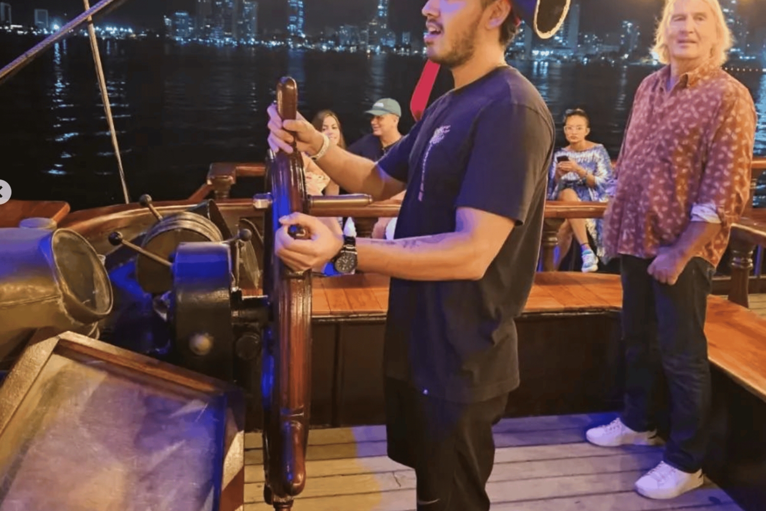 ファントム ボートでカルタヘナ湾に沈む夕日